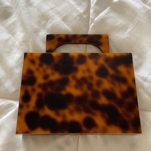 Beautiful purse, hard cover, for any occasion. You can wear it with any outfit.